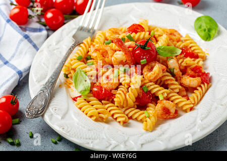 Pasta mit Garnelen in Tomatensauce hautnah. Stockfoto