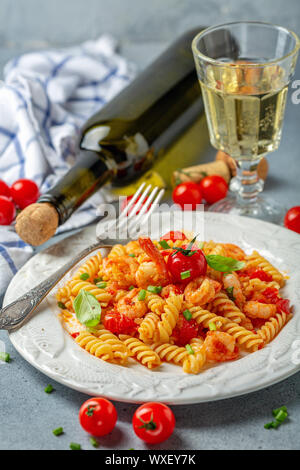 Fusilli Pasta mit Garnelen in Tomatensauce. Stockfoto