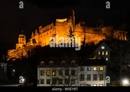 Beleuchtete Heidelberger Schloss auf einem Hügel bei Nacht Stockfoto