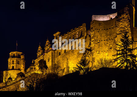 Alte Heidelberger Schloss auf einem Hügel bei Nacht Stockfoto