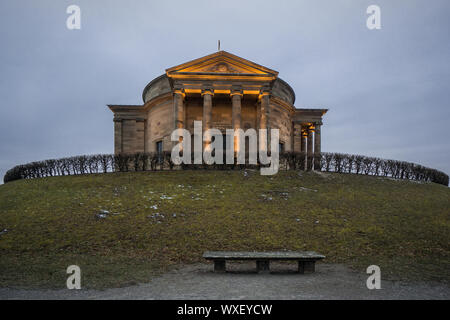 Aristokratische grab Kapelle nach Sonnenuntergang auf einem Hügel Stockfoto