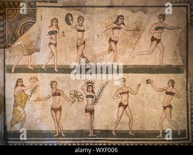 Bikini Mädchen Mosaiken in der Villa Romana del Casale, Piazza Armerina, Sicilia, Italien. Stockfoto