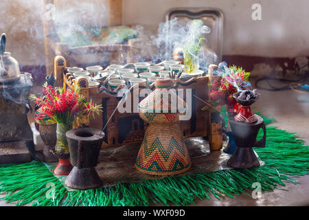 Tasse äthiopischen Kaffee mit aromatischen Weihrauch Stockfoto