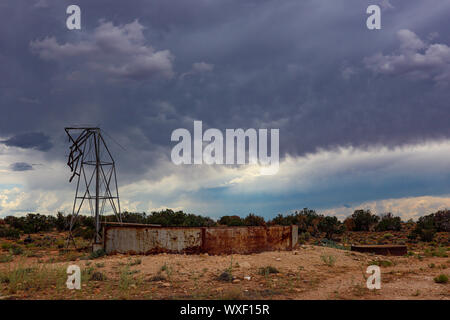 Gebrochene Windmühle in der Wüste von Arizona abgebrochen wurden, bevor ein Sturm Stockfoto