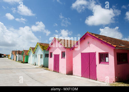 Bunte Holzhütten für Austernfischer im Chateau de Oleron Stockfoto