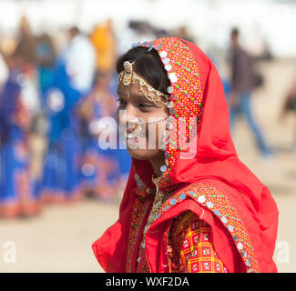 PUSHKAR, INDIEN - 21. NOVEMBER: Ein unbekanntes Mädchen in bunte ethnische Kleidung nimmt an der Pushkar Fair am 21. November 2012 in Pushkar, Rajasthan, Stockfoto