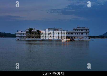 Blick auf Heritage Hotel von Ambarai Ghat, See Pichola, Udaipur, Rajasthan, Indien Stockfoto