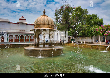 Saheliyon-ki-Bari ist ein großer Garten und ein beliebtes touristisches Platz in Udaipur, Rajasthan, Indien Stockfoto