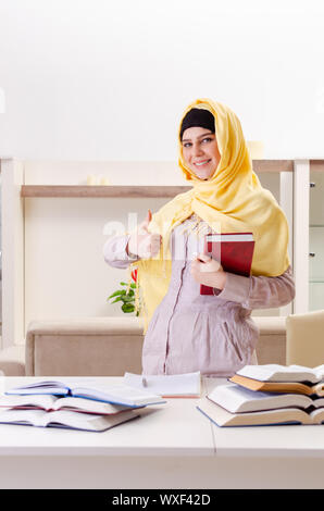 Studentin im hijab Prüfungsvorbereitung Stockfoto
