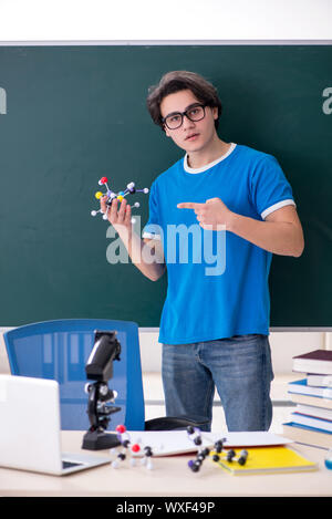 Junge männliche Schüler im Klassenzimmer Stockfoto