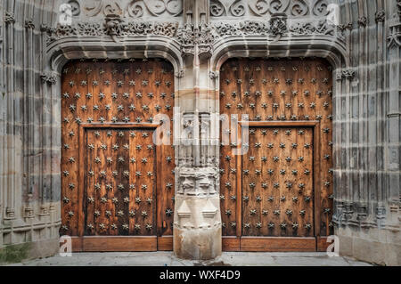 Alte Holztür in einem mittelalterlichen Gebäude Stockfoto