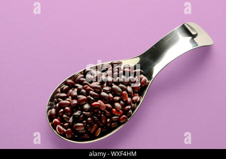 Rote Bohnen in einem Löffel Stockfoto