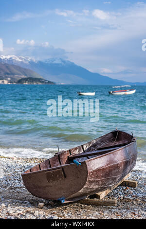 Alten hölzernen Boot am Ufer des Ohrid-Sees Stockfoto
