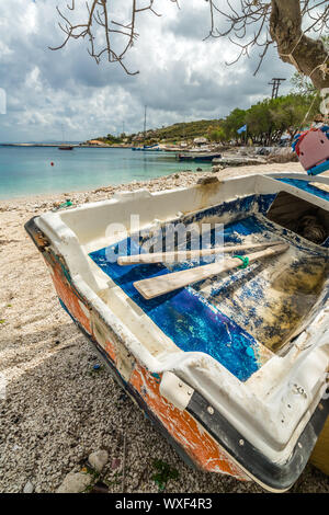 Alte Ruderboot in Agios Nikolaos Hafen Stockfoto