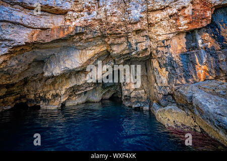 Türkisfarbenes Wasser in Blauen Grotten Stockfoto