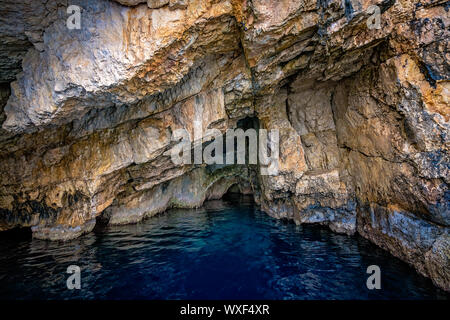 Türkisfarbenes Wasser in Blauen Grotten Stockfoto