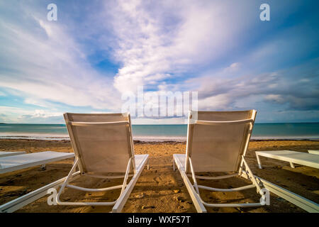 Leeren weißen Plastikliegen am Strand von Tsilivi Stockfoto