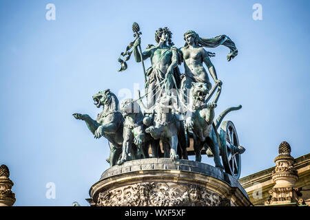 Statue auf der Spitze der Oper in Dresden, Deutschland Stockfoto