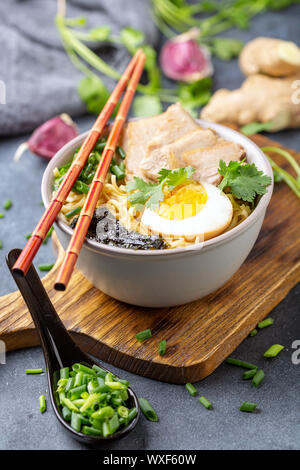 Suppe mit Nudeln, Schweinefleisch und Eier im asiatischen Stil. Stockfoto