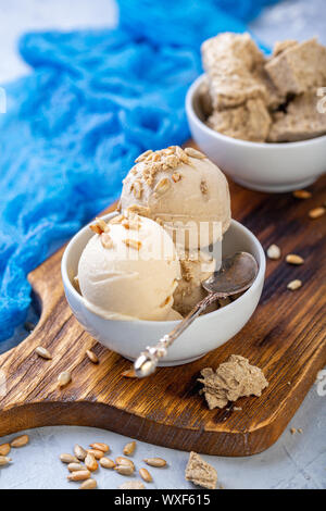 Eis mit Samen und Halva in einer weißen Schüssel. Stockfoto