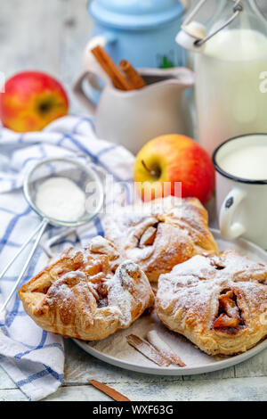 Blätterteig Brötchen gefüllt mit Äpfeln. Stockfoto