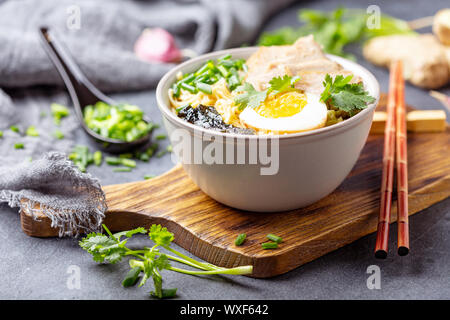 Würzige Suppe mit Nudeln und Fleisch im asiatischen Stil. Stockfoto