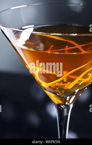 Manhattan cocktail vor Disco-Lichter Stockfoto