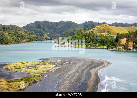 Meer Felsen und Mount Taranaki, Neuseeland Stockfoto