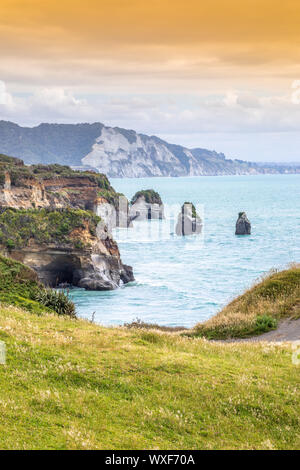 Meer Felsen und Mount Taranaki, Neuseeland Stockfoto