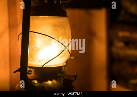 Alte Feuer angezündet Petroleumlampe Stockfoto