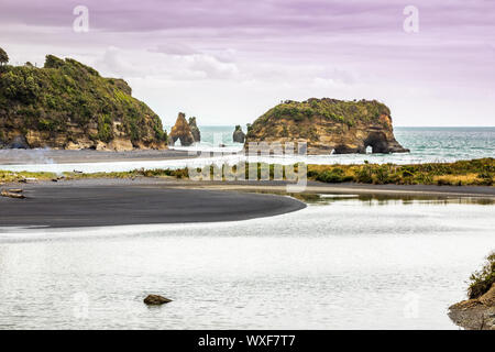 Meer Felsen und Mount Taranaki, Neuseeland Stockfoto