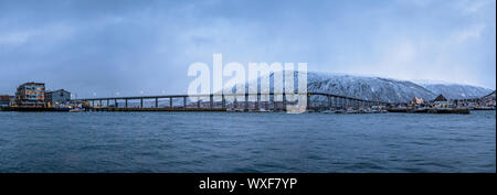 Berühmte Tromso Brücke über Tromsoysundet Strait Stockfoto