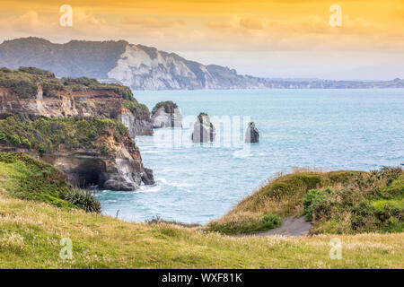 Meer Felsen und Mount Taranaki, Neuseeland Stockfoto