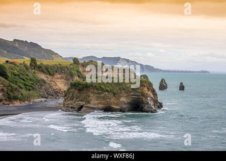 Meer Felsen und Mount Taranaki, Neuseeland Stockfoto