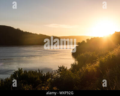 Sonnenuntergang an der Mündung des Valdivia River, in der Nähe der Stadt gleichen Namens, in der Region der Flüsse, im südlichen Chile. Es ist der zweitgrösste Ri Stockfoto