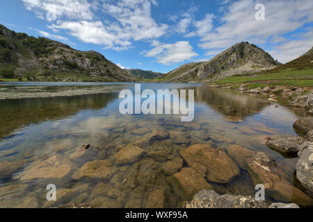 Covadonga Seen ultra eckig Panorama Stockfoto