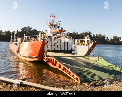 Passagier- und Autofähre auf die valdivia River, in der Nähe der Stadt gleichen Namens, in der Region von Rio, im südlichen Chile. Es ist der zweitgrößte Fluss in Stockfoto