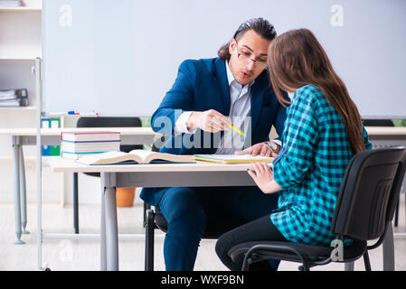 Junge hübsche Lehrerin und Schülerin im Klassenzimmer Stockfoto