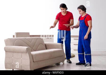 Zwei junge Unternehmer Mitarbeiter, persönliche Gegenstände Stockfoto