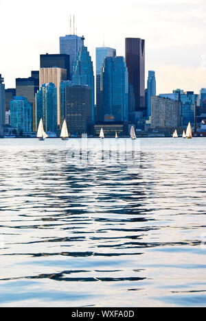 Toronto-Hafen-Skyline mit Wolkenkratzern und Segelboot Stockfoto