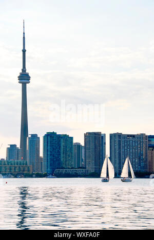 Toronto-Hafen-Skyline mit CN Tower und Wolkenkratzer Stockfoto