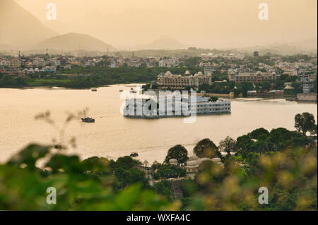 Blick auf Heritage Hotel von Ambarai Ghat, See Pichola, Udaipur, Rajasthan, Indien Stockfoto