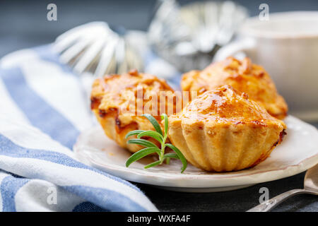 Traditionelle Fleisch mini Torten auf einer Platte. Stockfoto