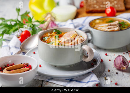 Suppe mit frischem Kohl und Fleisch in Keramik Schüssel. Stockfoto