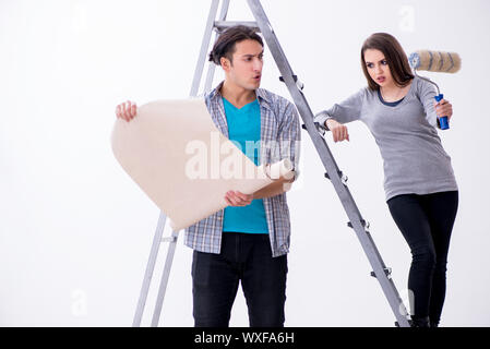 Junge Familie Renovierung zu Hause Stockfoto