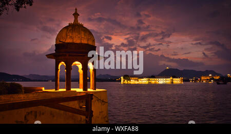 Blick auf Heritage Hotel von Ambarai Ghat, See Pichola, Udaipur, Rajasthan, Indien Stockfoto