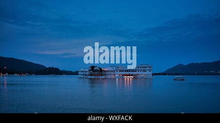 Blick auf Heritage Hotel von Ambarai Ghat, See Pichola, Udaipur, Rajasthan, Indien Stockfoto