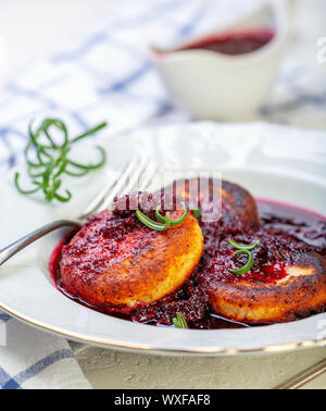 Quark Krapfen mit kirschsauce und Rosmarin. Stockfoto