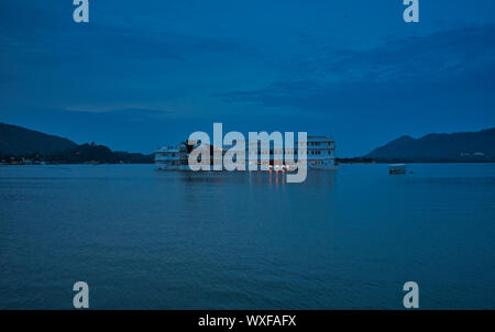 Blick auf Heritage Hotel von Ambarai Ghat, See Pichola, Udaipur, Rajasthan, Indien Stockfoto