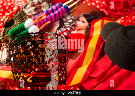 Flamenco-Frau mit Torero und typische Spanien Espana Elemente wie Kastagnetten-Fan und Kamm Stockfoto